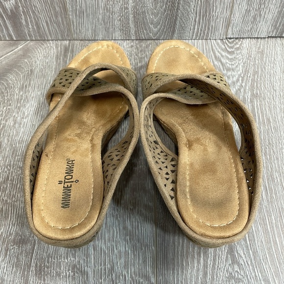 Minnetonka Lainey Laser Cut Suede Leather Cork Wedge Sandal Tan 9 - Picture 4 of 15